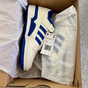 Adidas Forum Low Shoes in Cream and Blue